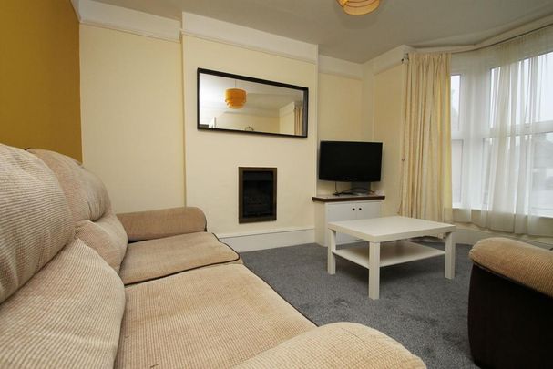 4 bedroom end of terrace house to rent - Photo 1