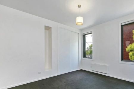 Architecturally Designed Apartment with Leafy Outlook in the Heart of Kew - Photo 2