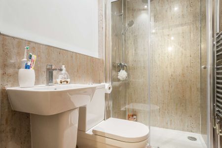 Our largest top-of-the-range house - spacious, stylish, and in the very best of locations. - Photo 4