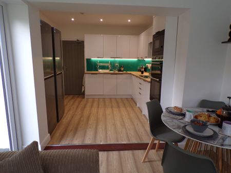 Exceptional house share, close to hospital, industrial estates, town centre and transport services Winston - Photo 3