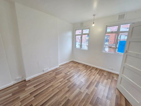 2 Bed Flat, Brixton Hill, SW2 - Photo 4