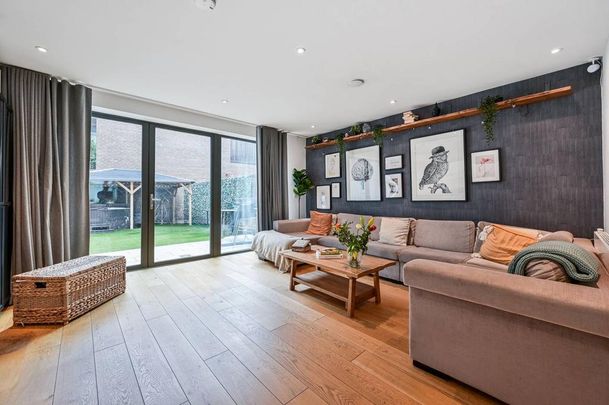 4 bedroom end of terrace house to rent - Photo 1