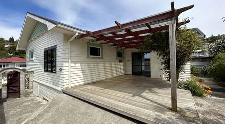 Spacious & Warm 3 Bedroom Family Home - Photo 5