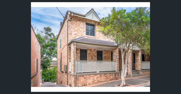 MODERN AND SPACIOUS TOWNHOUSE WITH PARKING PLUS A STUDY - Photo 1