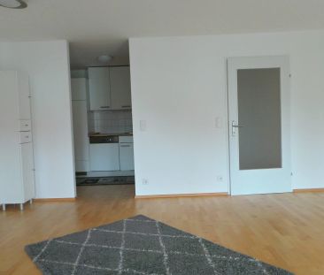 Bestlage-nahe Stadtzentrum, sanierte 2 ZI mit großem Balkon und Car... - Photo 2