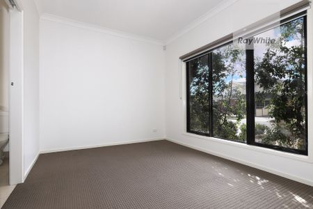 Immaculately presented 3 bedroom townhouse with walking distance to shops, schools & transport - Photo 4