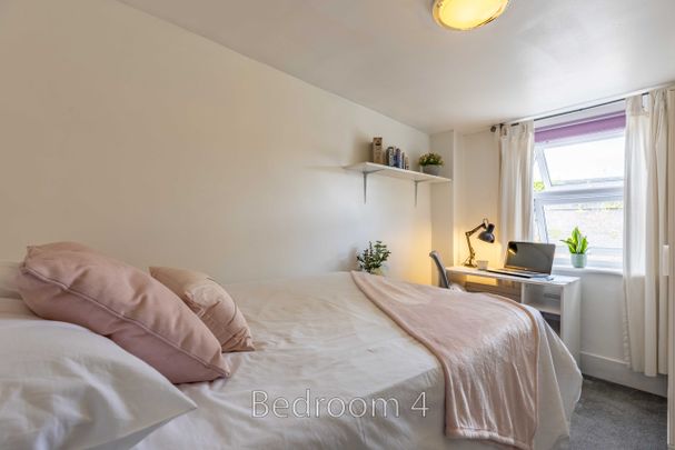 Room 5 - Photo 1