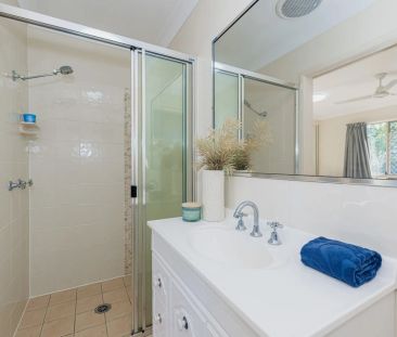 Spacious 4-Bedroom Home in Prime Greenview Estate - Photo 4