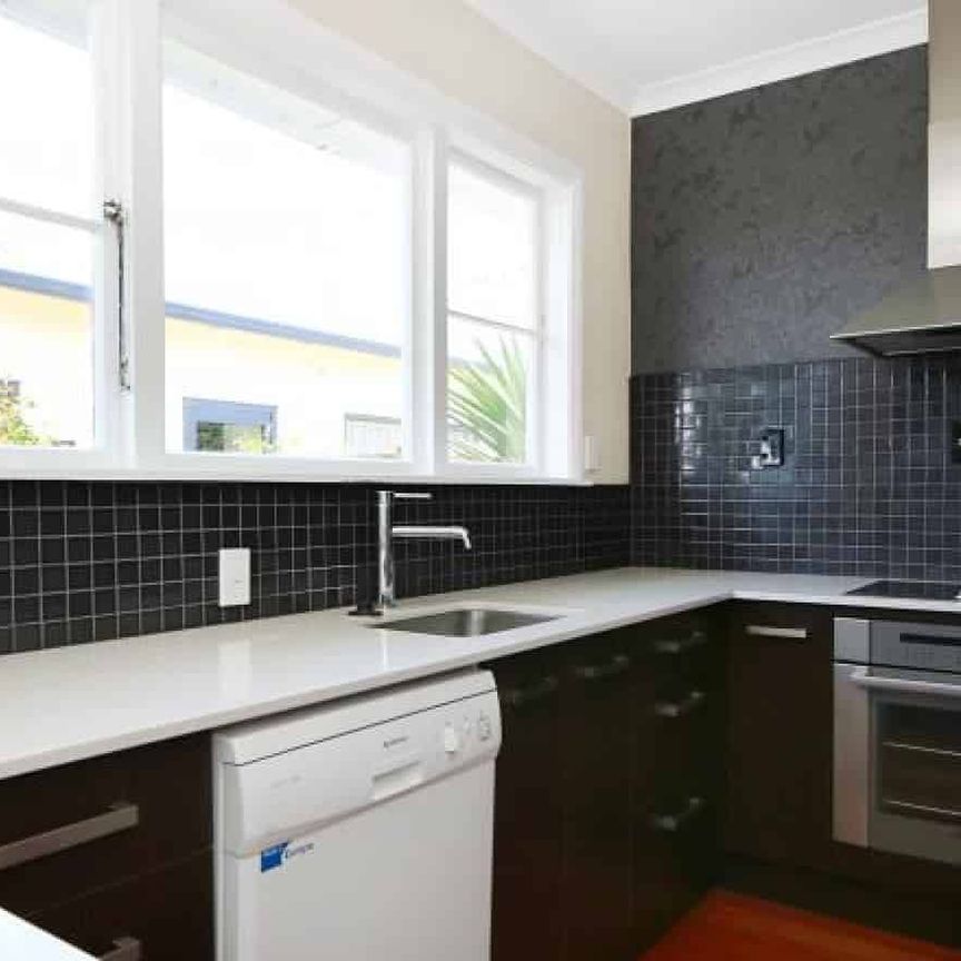 THREE BEDROOMS - WEST END - Photo 1