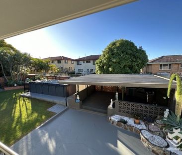 Large Family Home for Dual Living - 4 Bedrooms + 2 Extra Rooms - Photo 4