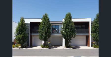 Modern 3-bedroom 2 Townhouse with large balcony within walking distance to Monash University and close to Clayton Station located in a quite complex - Photo 4