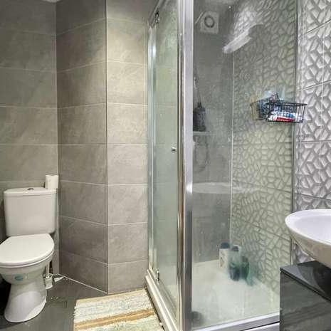Stylish Bedroom Bathroom House, LN1 - Photo 1