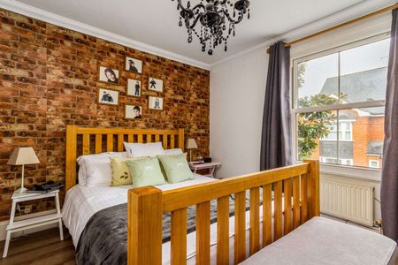 A centrally located four bedroom Victorian townhouse beautifully presented throughout. - Photo 3