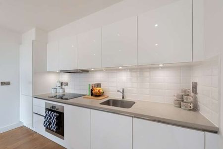 Modern Unfurnished 753 sq ft 2-Bedroom, 2-Bathroom With En-suite Apartment in Wembley Central – Available Now - Photo 3