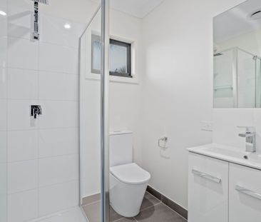 Modern Fully Furnished Studio with HUGE Private Backyard – ALL Bill... - Photo 4