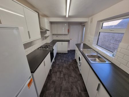 4 Bed Student Accommodation - Photo 3