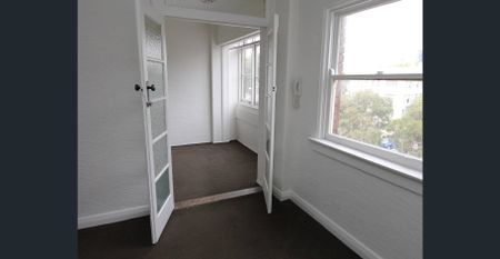 ONE BEDROOM APARTMENT UNFURNISHED - Photo 3