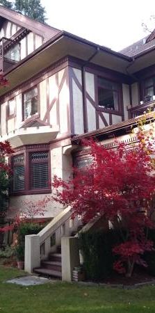 Upper floor suite in restored Heritage Mansion - Photo 1