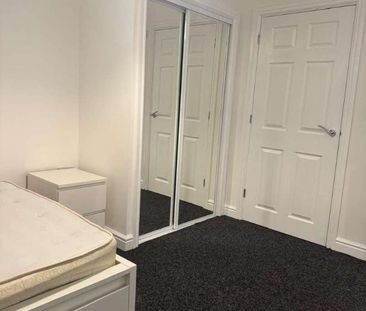 Ensuite // High Street // Bed Apartment // July, LN5 - Photo 5