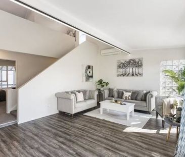 Sunny spacious house with sea views - Photo 1