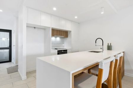 Stylish 2 Bedroom home with private court yard - Photo 5