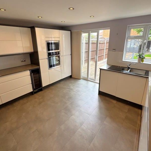 4 bedroom terraced house to rent - Photo 1