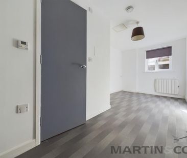 2 bedroom ground floor flat to rent - Photo 2