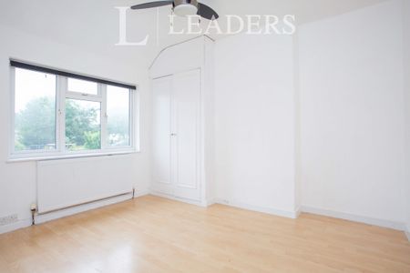 3 bedroom house to rent Rydens Way, Woking, GU22 - Photo 3