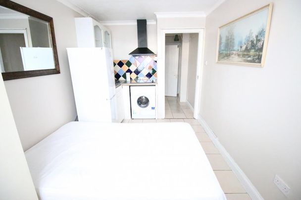 Studio to rent - Photo 1