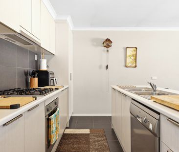 MODERN TOWNHOUSE LIVING IN PRIVATE COMPLEX - Photo 4
