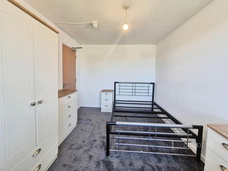 1 bedroom in a house share to rent - Photo 2