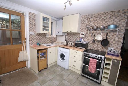2 bedroom semi-detached house to rent - Photo 5