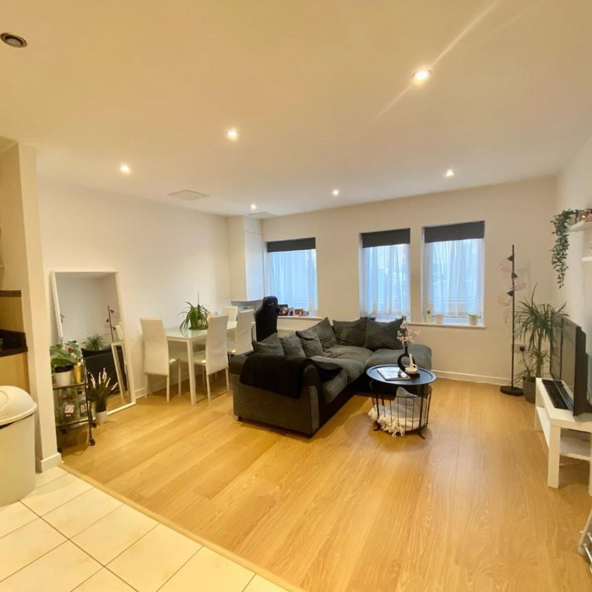 2 bedroom Flat To Let - Photo 1