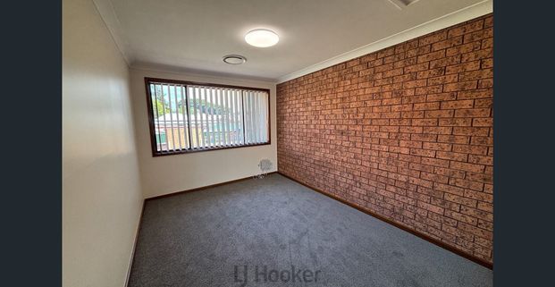 WELL PRESENTED TOWNHOUSE - Photo 1