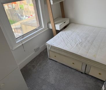 Room in a Shared House, Carlyle Road, E12 - Photo 4