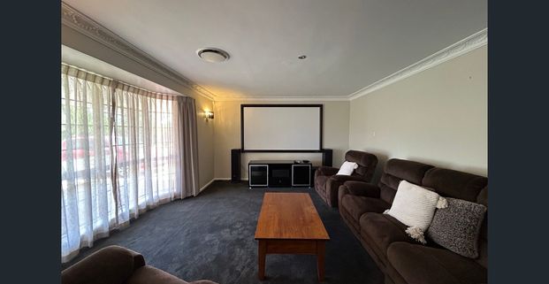 LARGE FAMILY HOME WITH A POOL! - Photo 1