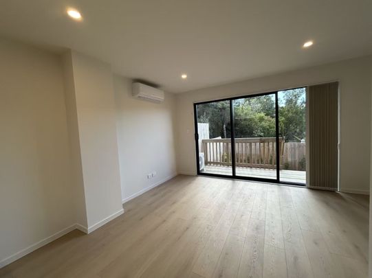 Stylish Living in a Scenic Titirangi Setting! - Photo 1