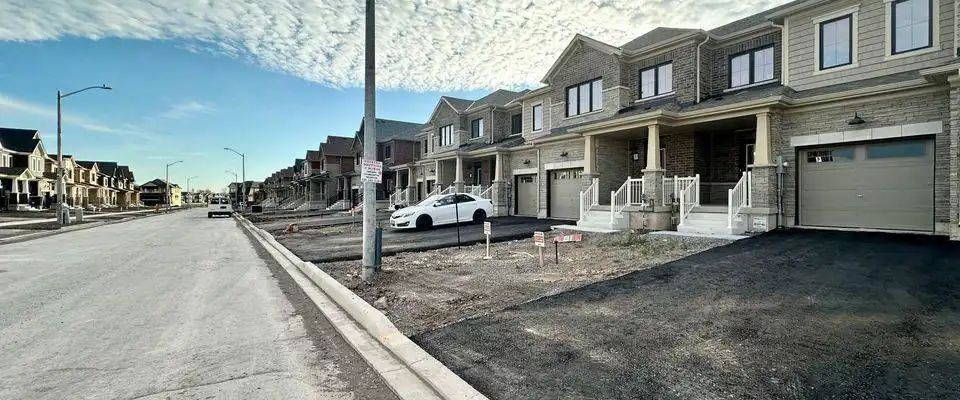 287 PORT CRESCENT — 3 Bedroom - Photo 1