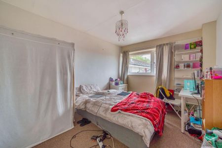 4 bedroom end of terrace house to rent - Photo 4