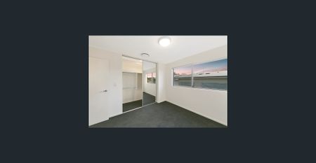 MODERN TOWNHOUSE CLOSE TO WESTFIELD CARINDALE - Photo 5