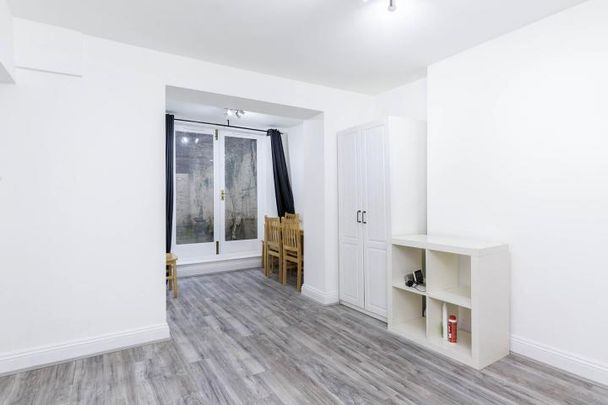 Newly painted two double bedroom flat with study near Regents Park and to tube! - Photo 1