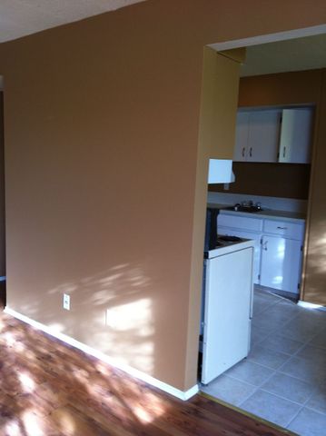 SPECIAL OFFER BEFORE JAN 15! 2 Bdrms,large apt! Good Location! Close to U of C! - Photo 2