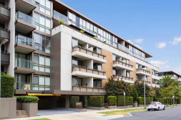 Resort-Style Sensation – Luxury, Space and Fully Furnished! - Photo 1