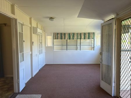 Lovely family home close to centre of town - Photo 5