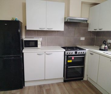 3 bedroom flat to rent - Photo 4