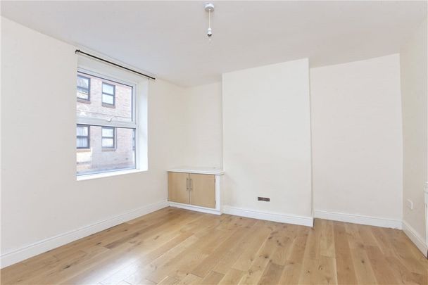 Deceptively spacious 3 bedroom mid-terraced property situated from Selby Town Centre within walking distances from a range of local amenities, Bus Station & Railway Station - Photo 1