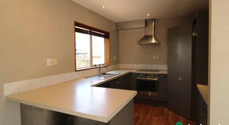 Private 3-Bedroom, 3-Bathroom Home with Double Garage – Close to Town! - Photo 2
