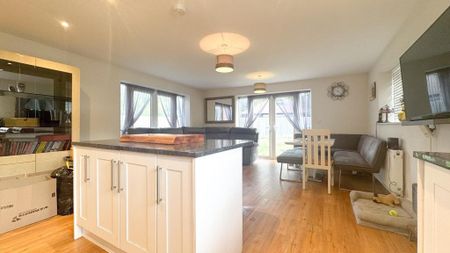 4 bedroom detached house to rent - Photo 3