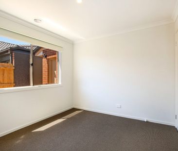 4 bedroom family home with 2 living spaces! - Photo 4