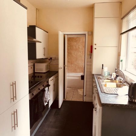 5 Bedroom Terraced To Rent in Nottingham - Photo 4